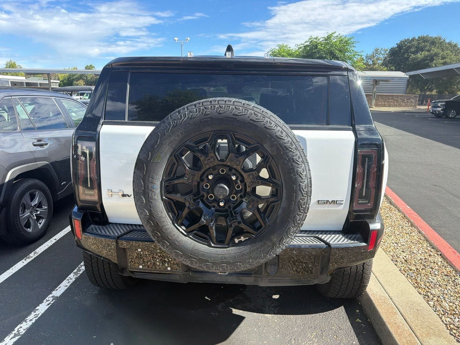 2025 GMC Hummer EV SUV 2X