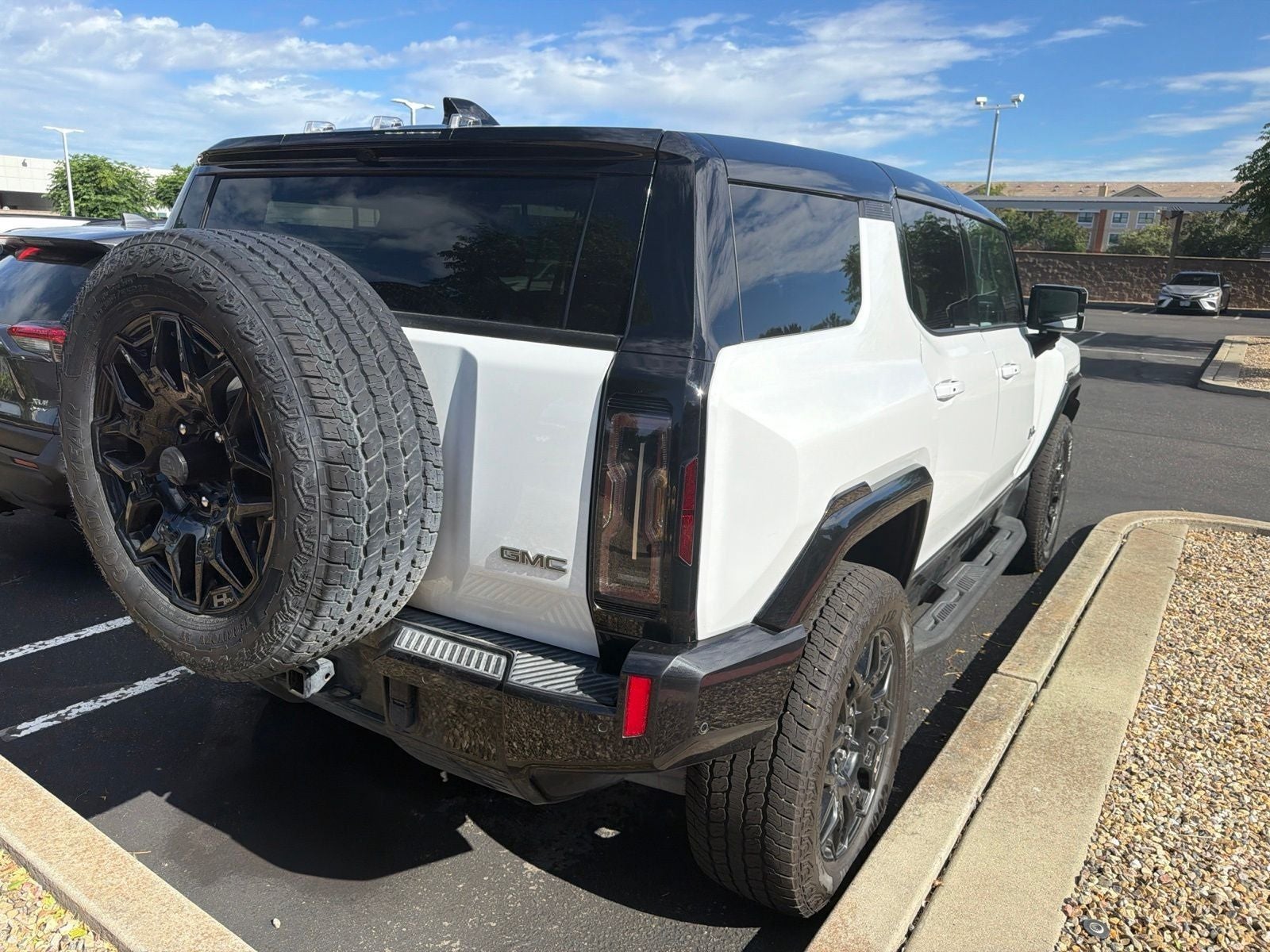 2025 GMC Hummer EV SUV 2X