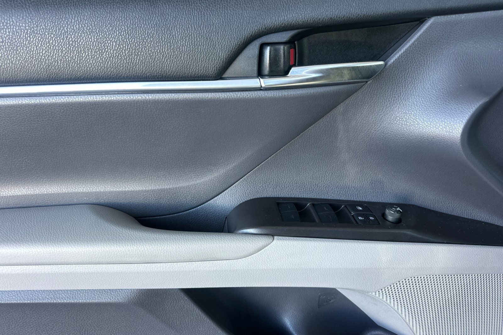 2022 Toyota Camry Hybrid LE