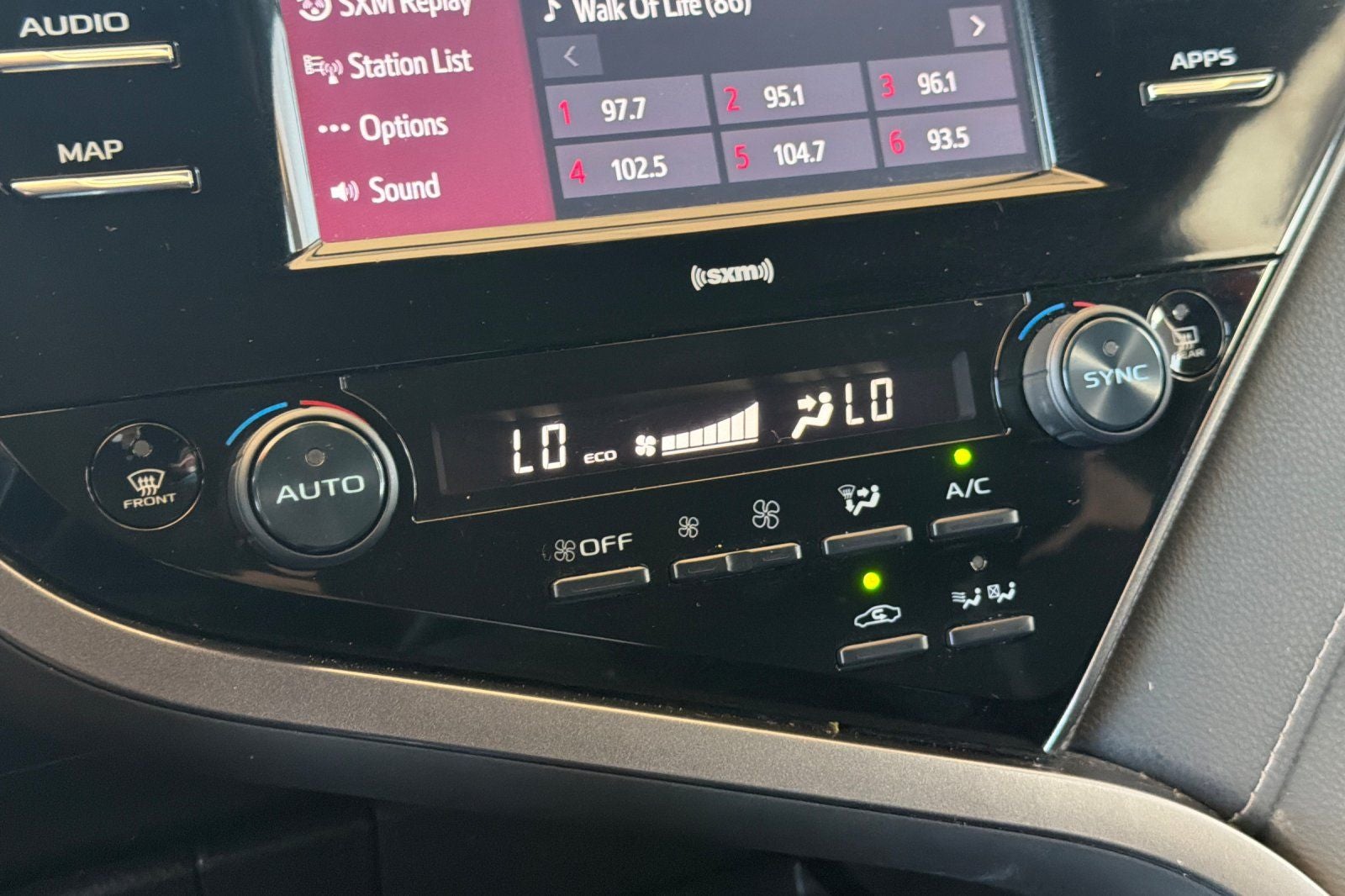 2020 Toyota Camry Hybrid SE