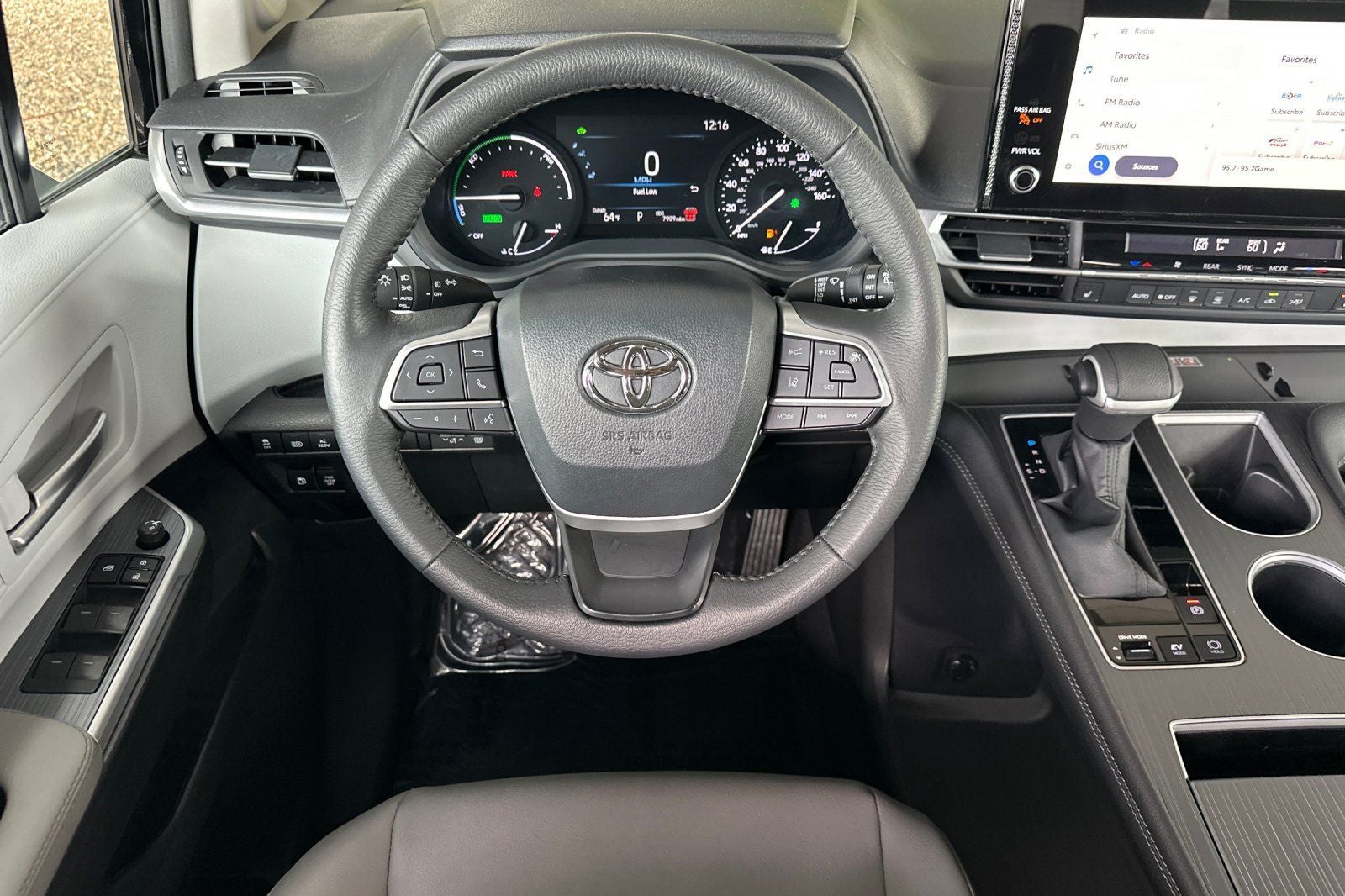 2025 Toyota Sienna XLE 8 Passenger