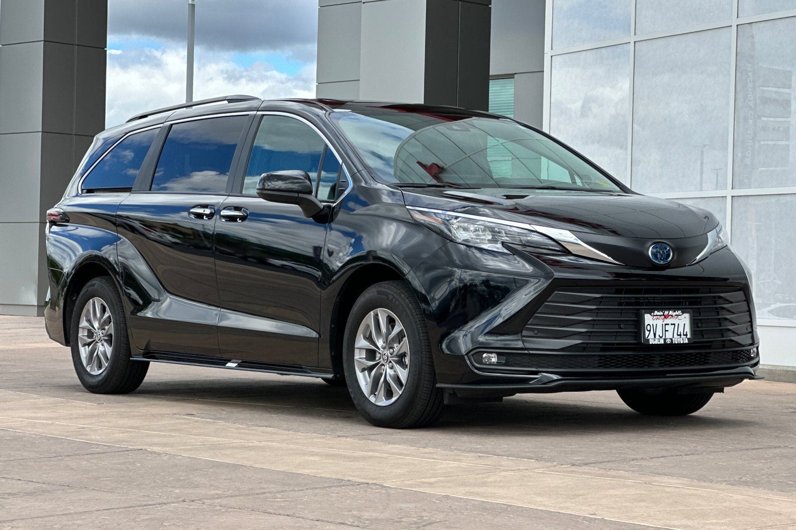 2025 Toyota Sienna XLE 8 Passenger