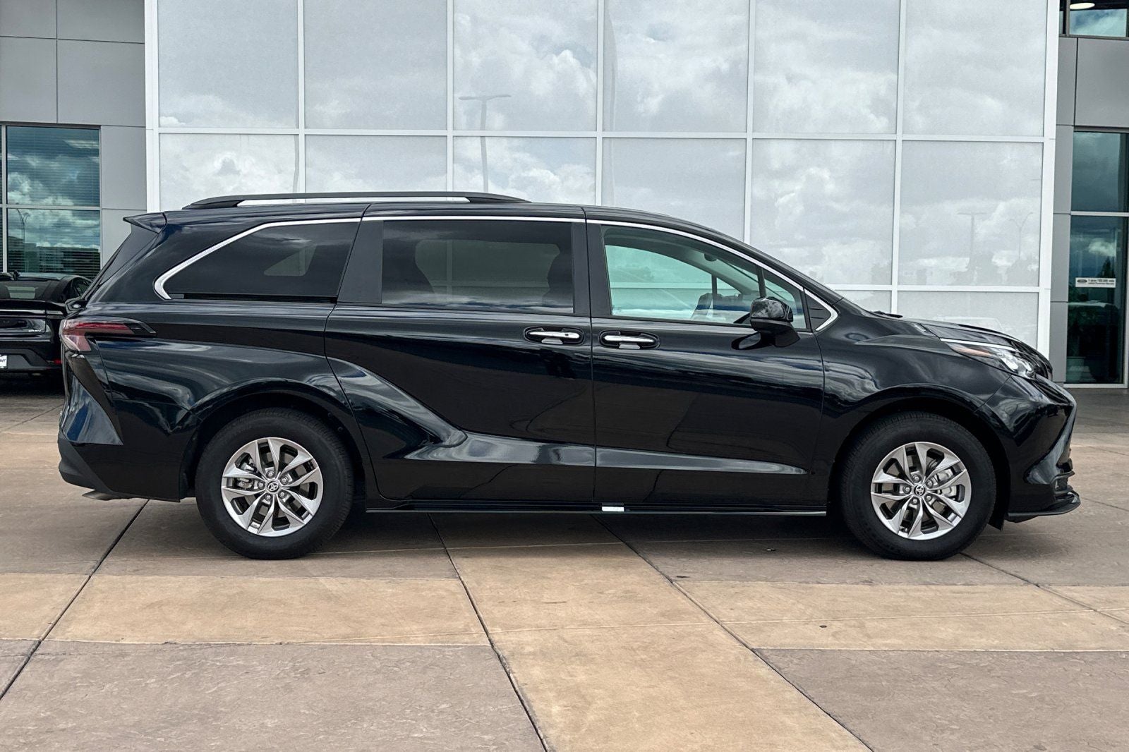 2025 Toyota Sienna XLE 8 Passenger