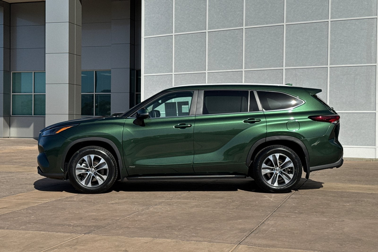 2025 Toyota Highlander Hybrid XLE