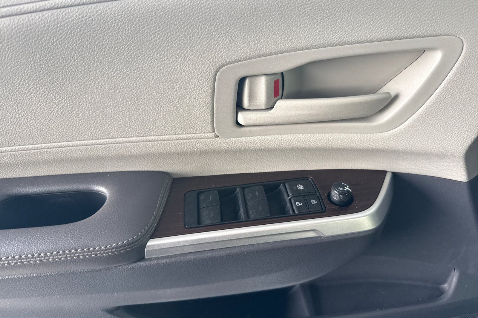 2023 Toyota Sienna LE 8 Passenger