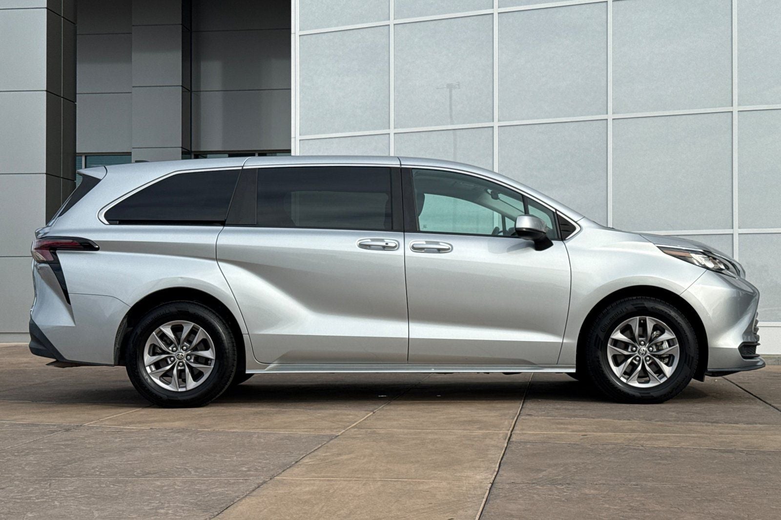 2023 Toyota Sienna LE 8 Passenger