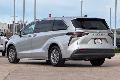 2023 Toyota Sienna LE 8 Passenger