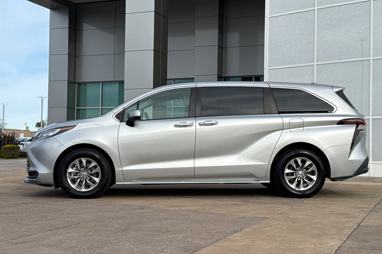 2023 Toyota Sienna LE 8 Passenger