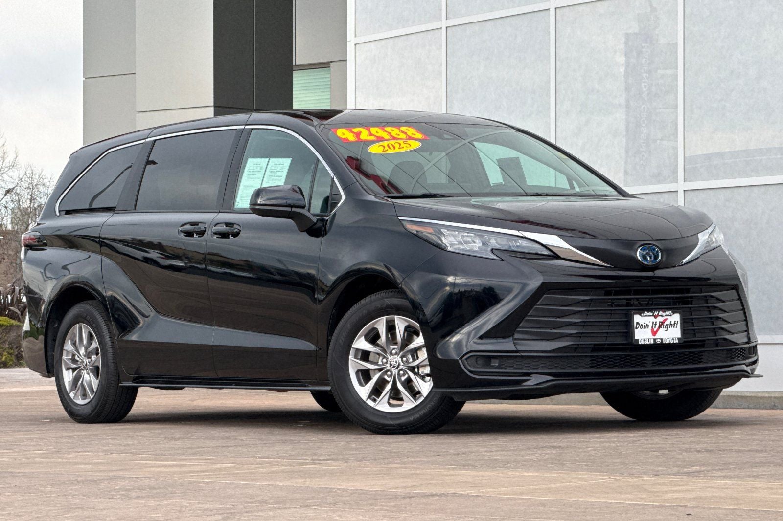 2025 Toyota Sienna LE 8 Passenger