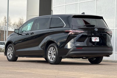 2025 Toyota Sienna LE 8 Passenger