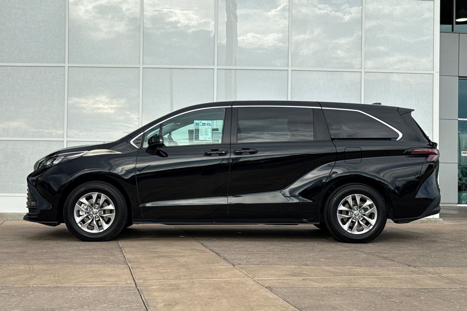 2025 Toyota Sienna LE 8 Passenger