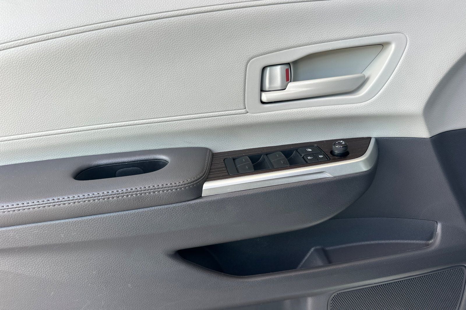 2024 Toyota Sienna LE 8 Passenger