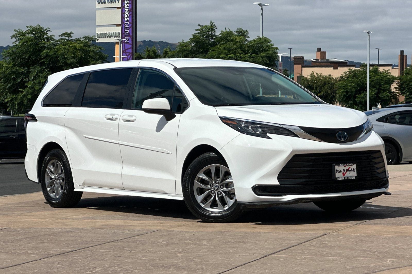 2024 Toyota Sienna LE 8 Passenger