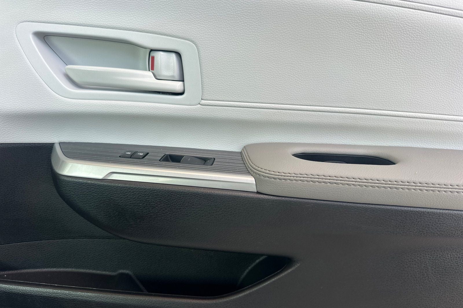 2025 Toyota Sienna LE 8 Passenger