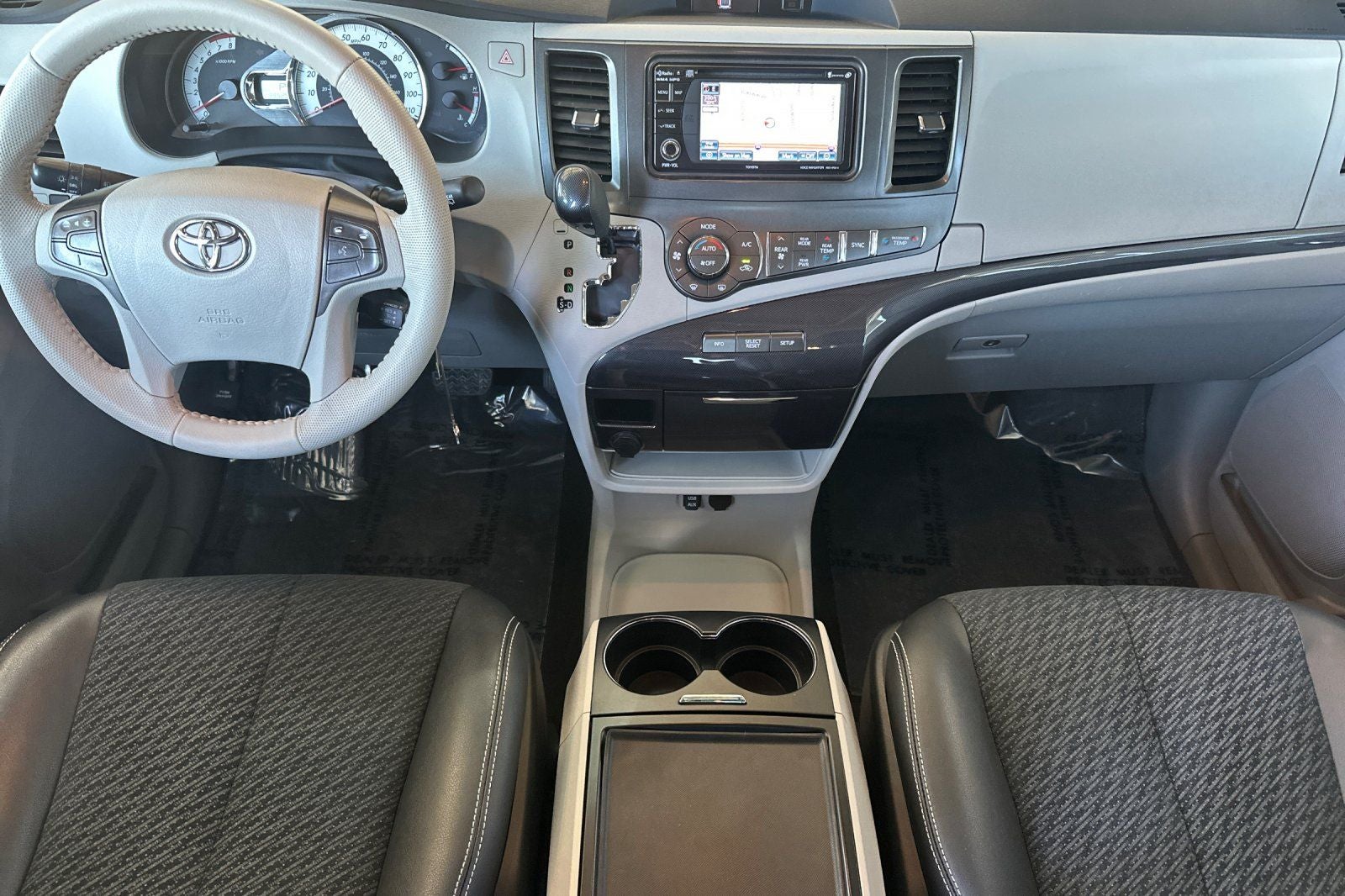 2014 Toyota Sienna SE 8 Passenger