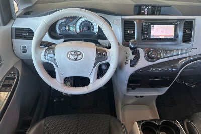 2014 Toyota Sienna SE 8 Passenger