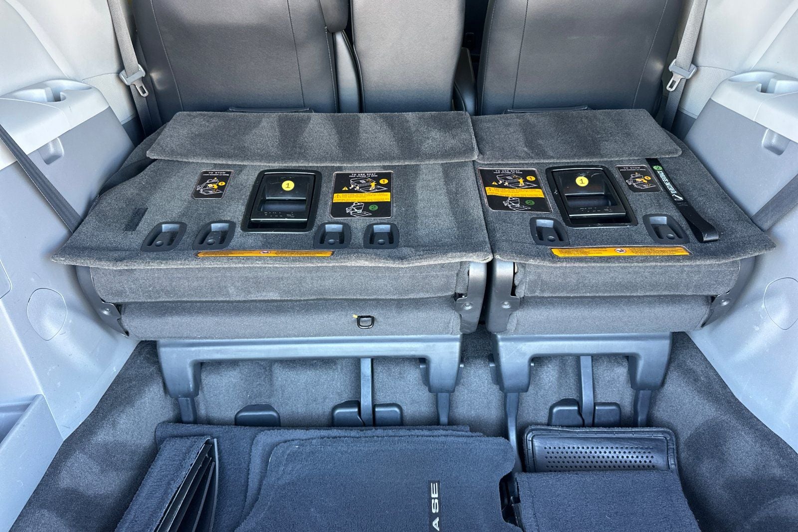 2014 Toyota Sienna SE 8 Passenger