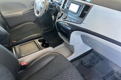 2014 Toyota Sienna SE 8 Passenger