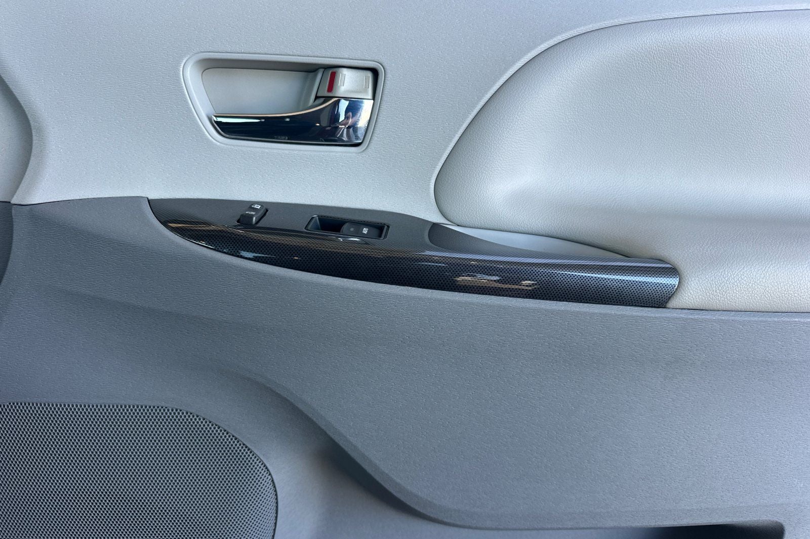 2014 Toyota Sienna SE 8 Passenger