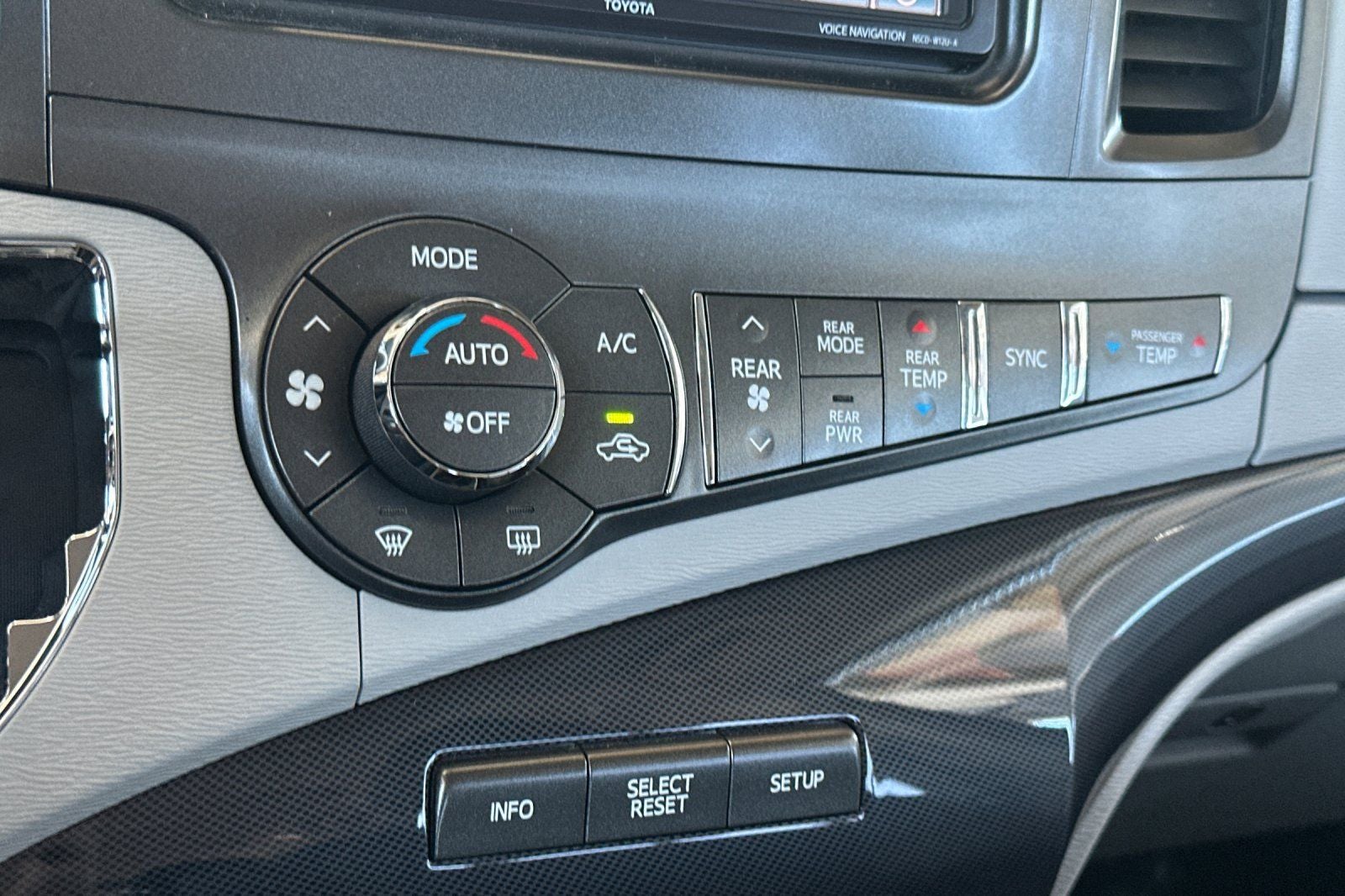 2014 Toyota Sienna SE 8 Passenger