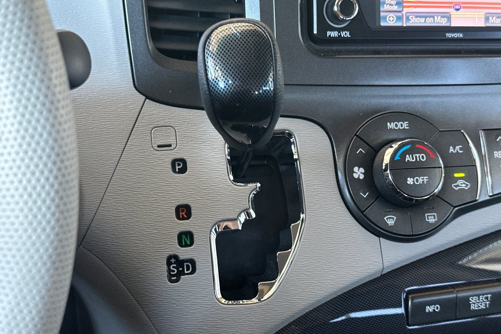 2014 Toyota Sienna SE 8 Passenger