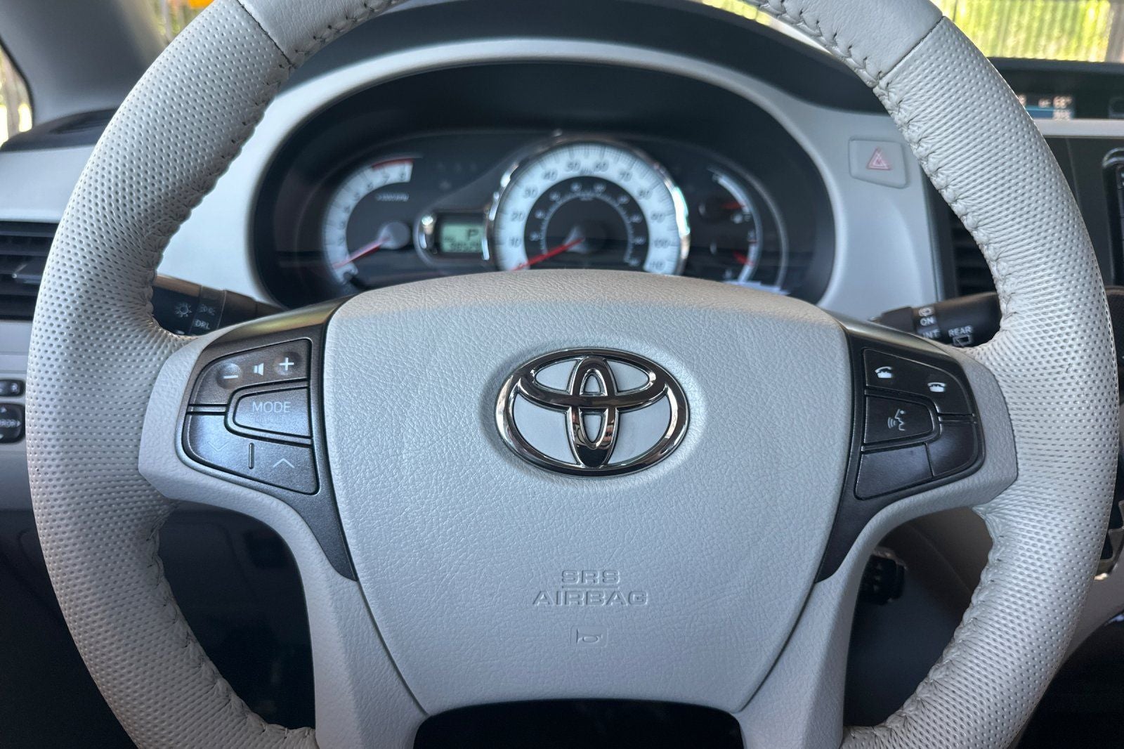 2014 Toyota Sienna SE 8 Passenger