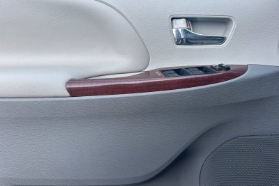 2014 Toyota Sienna XLE 8 Passenger