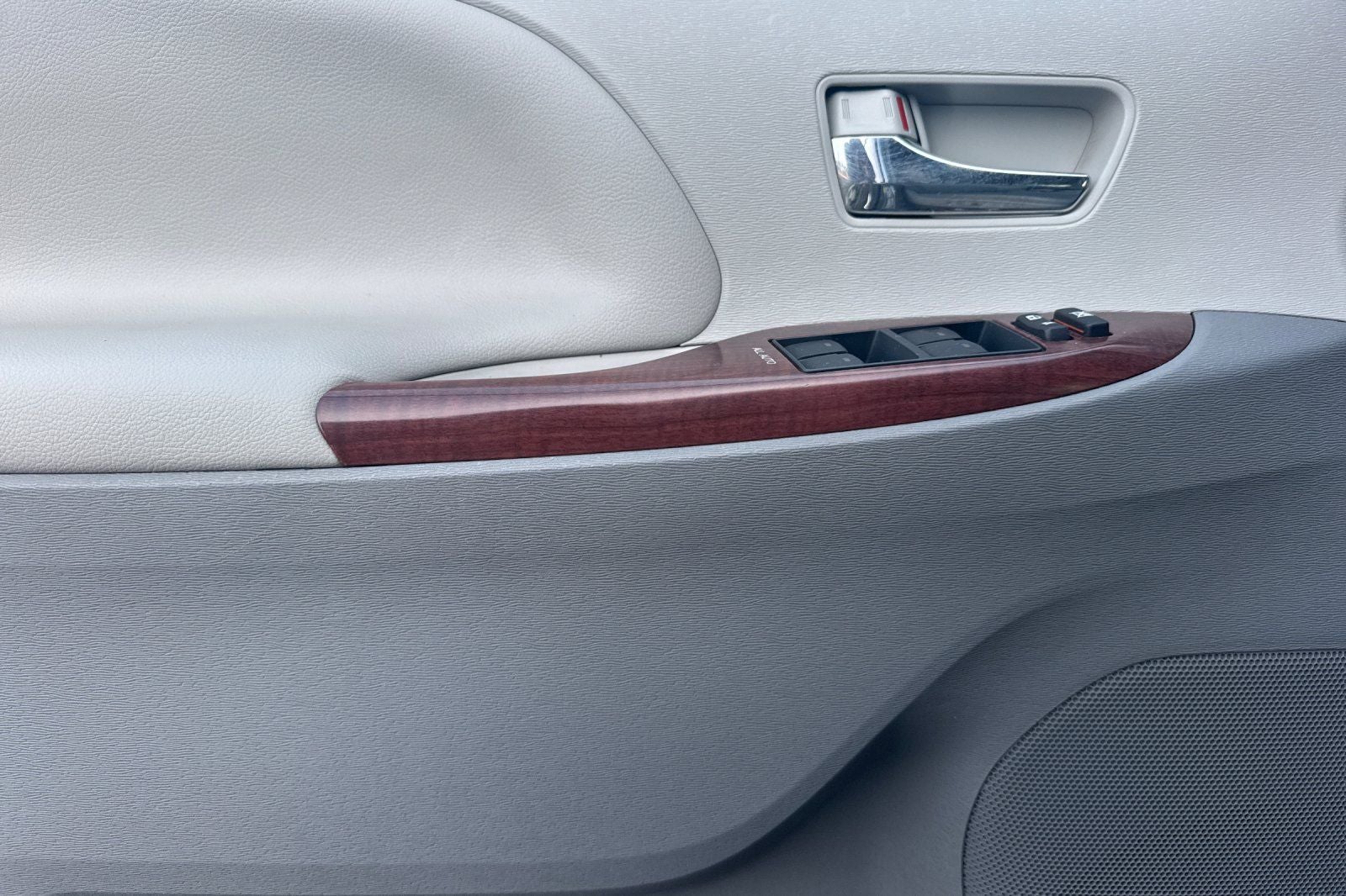 2014 Toyota Sienna XLE 8 Passenger