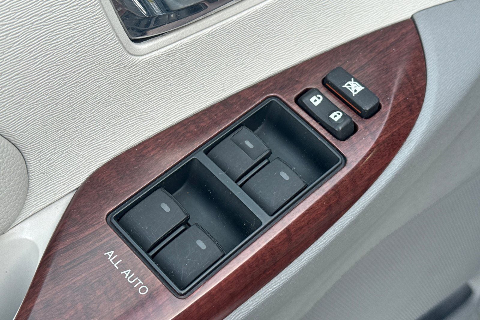 2014 Toyota Sienna XLE 8 Passenger