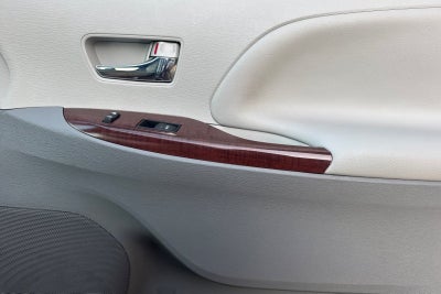 2014 Toyota Sienna XLE 8 Passenger
