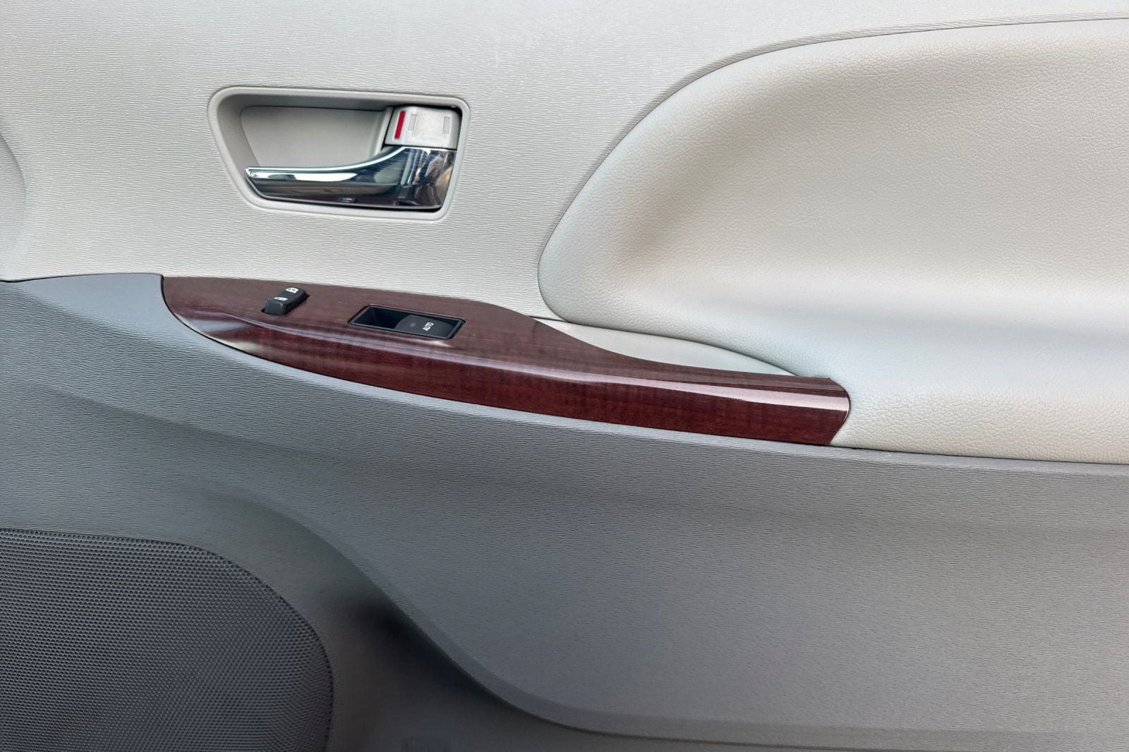 2014 Toyota Sienna XLE 8 Passenger