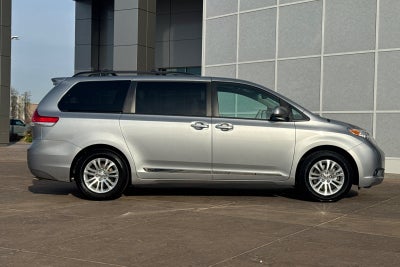 2014 Toyota Sienna XLE 8 Passenger
