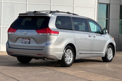 2014 Toyota Sienna XLE 8 Passenger