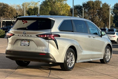 2022 Toyota Sienna XLE 8 Passenger