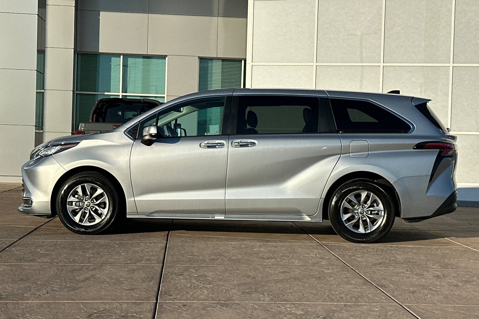2022 Toyota Sienna XLE 8 Passenger