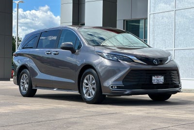 2022 Toyota Sienna XLE 8 Passenger