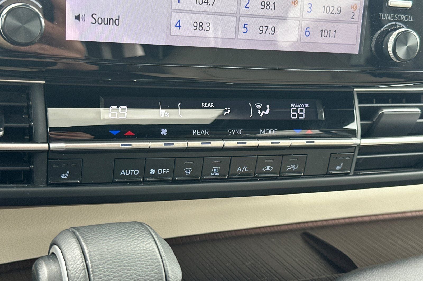 2024 Toyota Sienna XLE 8 Passenger