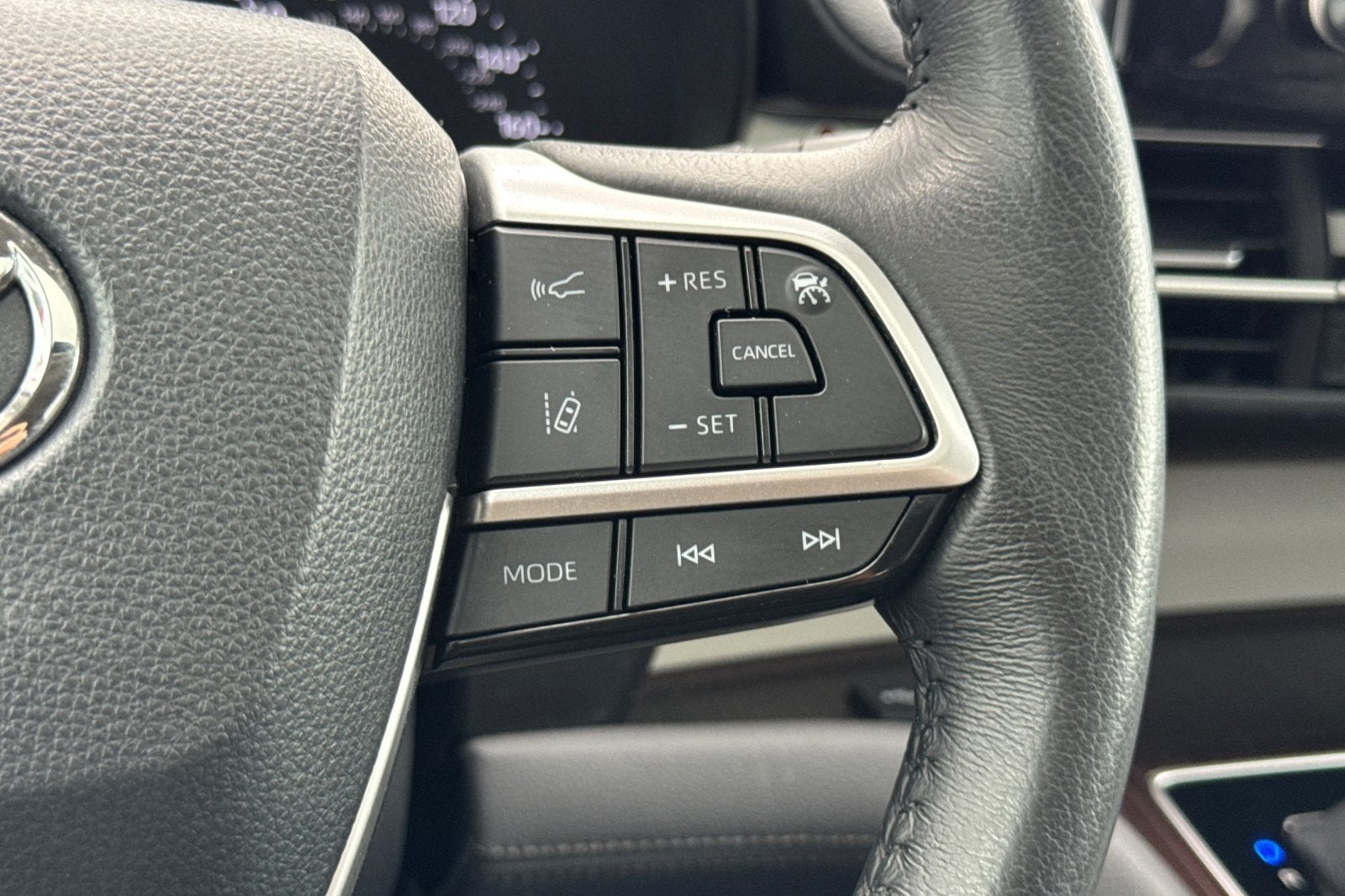 2024 Toyota Sienna XLE 8 Passenger