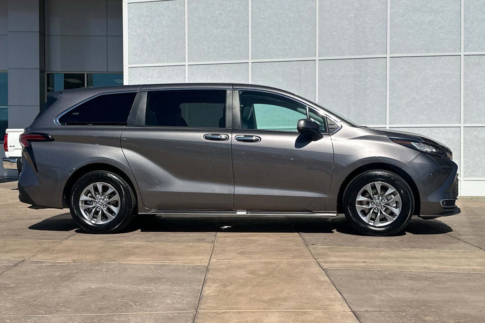 2022 Toyota Sienna XLE 8 Passenger