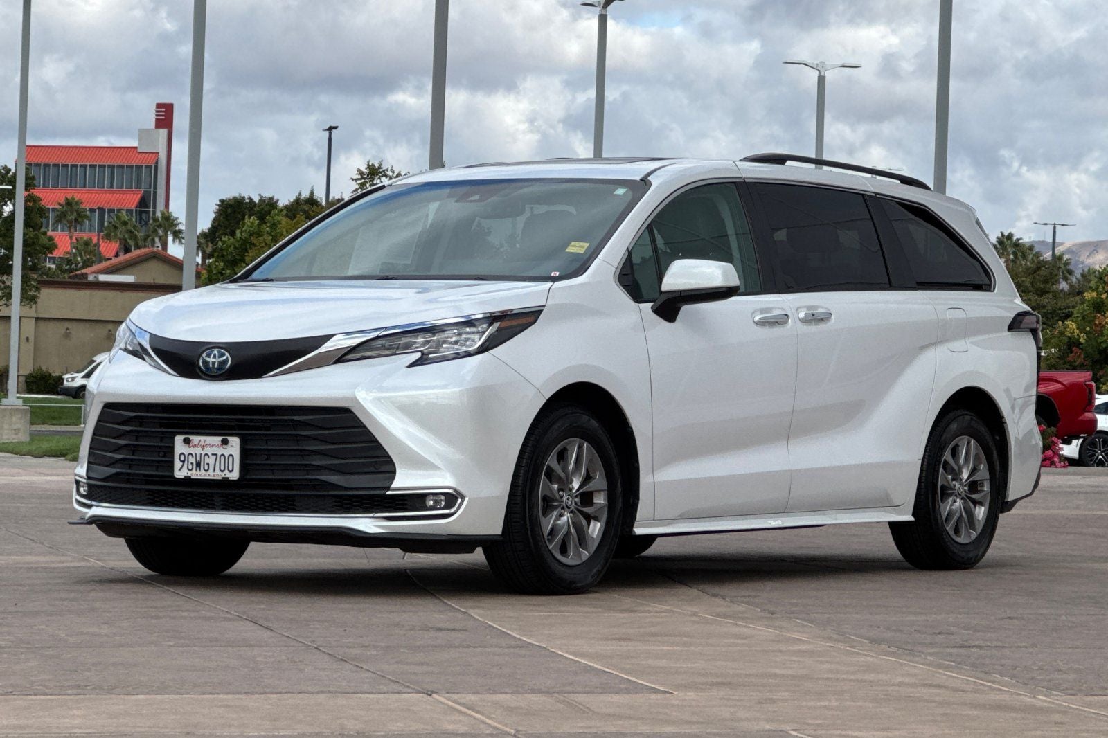 2023 Toyota Sienna XLE 8 Passenger