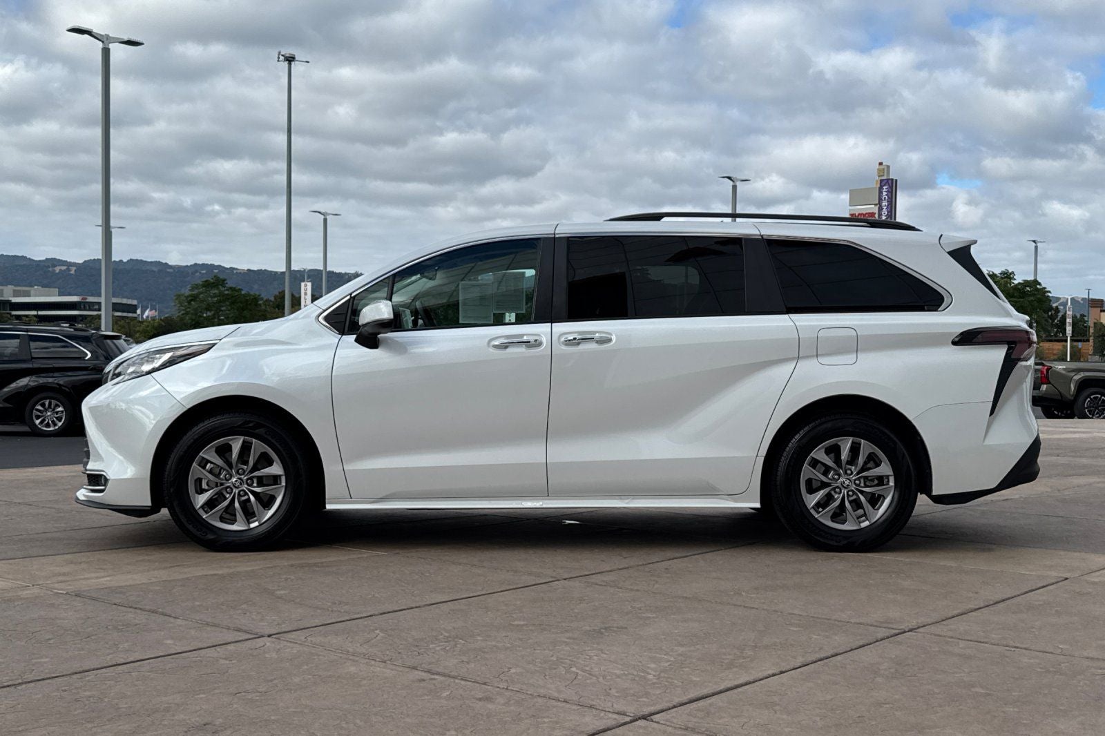 2023 Toyota Sienna XLE 8 Passenger