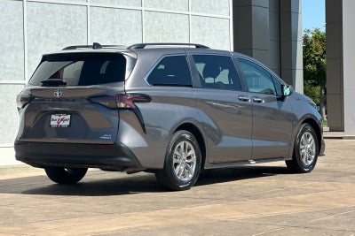 2024 Toyota Sienna XLE 8 Passenger