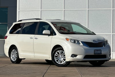2017 Toyota Sienna XLE Premium 8 Passenger